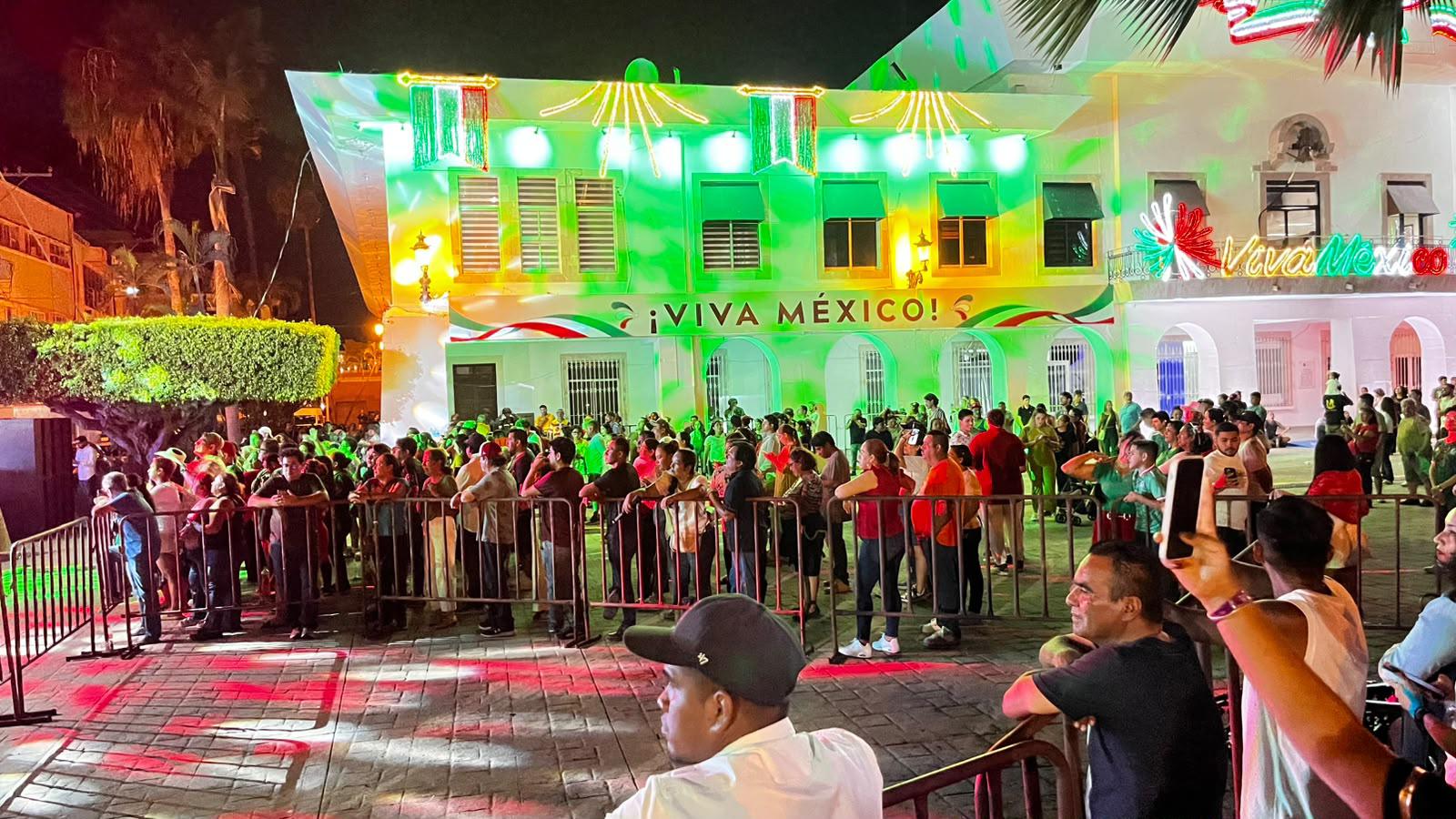$!Se congregan cientos de personas en el Centro de Mazatlán previo al Grito de Independencia