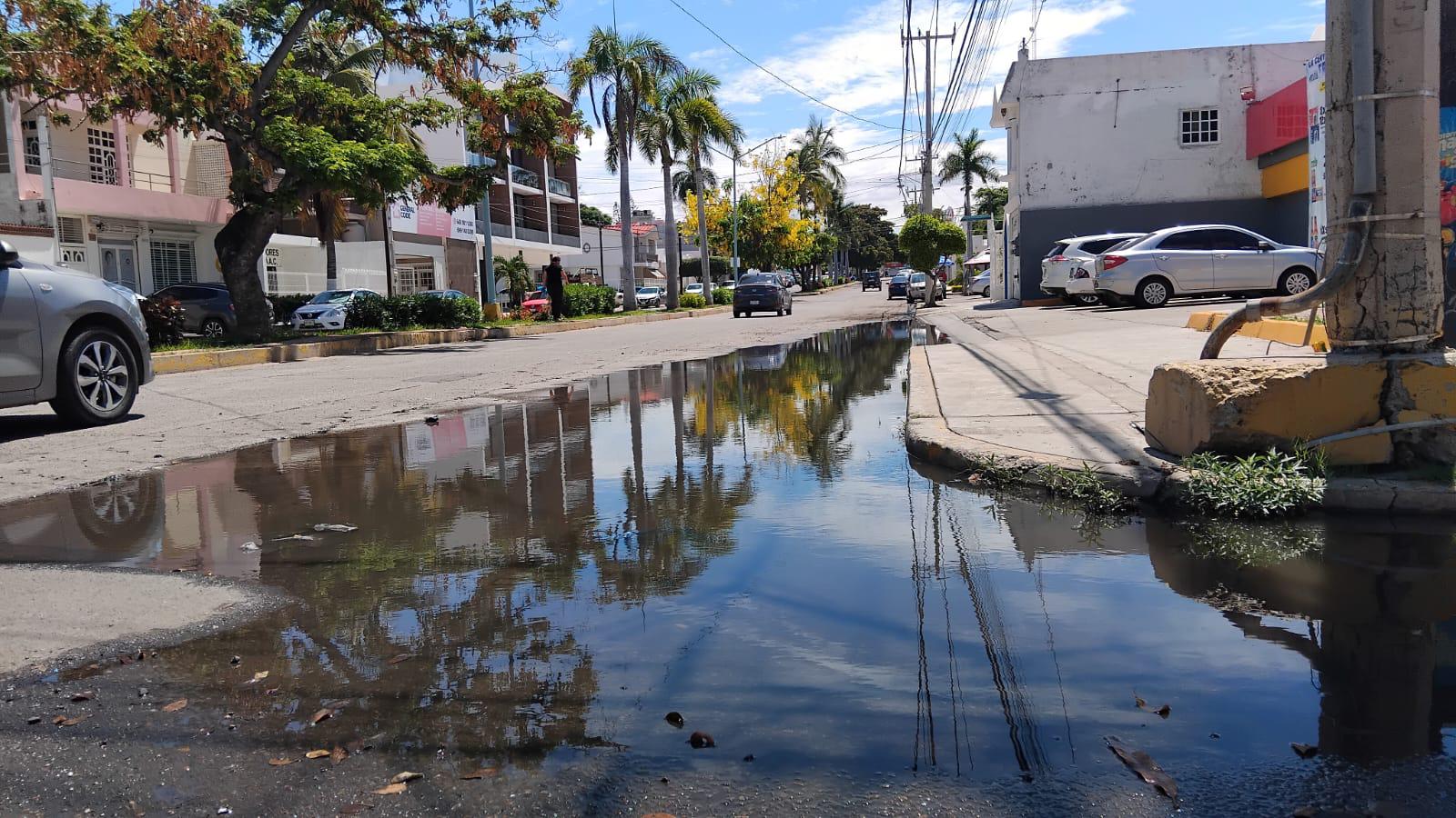 $!Inundaciones por lluvias afectan negocios de la avenida Cruz Lizárraga, en Mazatlán, lamentan locatarios