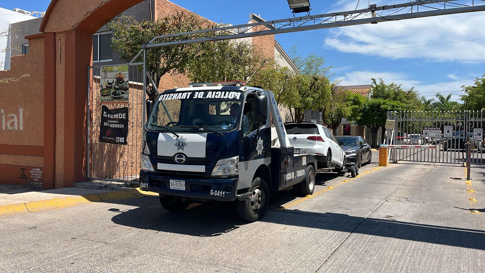 $!Aseguran vehículos en casas que conectan por túnel a la privada Santa Margarita