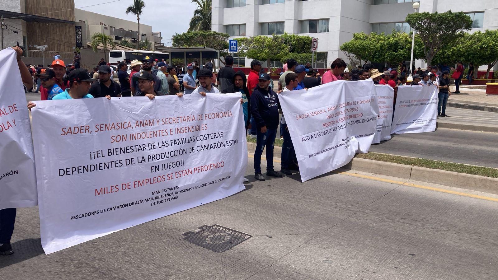 $!Acuacultores protestan y bloquean avenida en Mazatlán por contrabando de camarón
