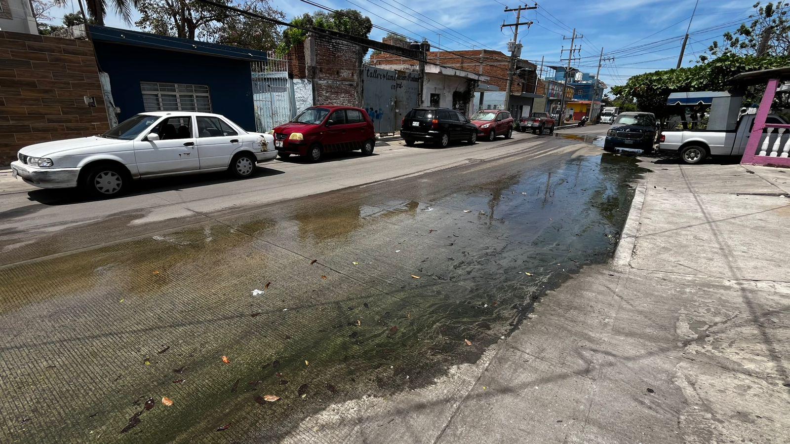 $!Denuncian fuga de aguas negras en la colonia Ramón F. Iturbe, en Mazatlán; advierten bloqueos