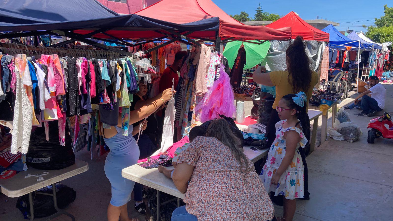 $!Pese a temporada de vacaciones, tianguistas del mercado de la Juárez, en Mazatlán, reportan bajas ventas