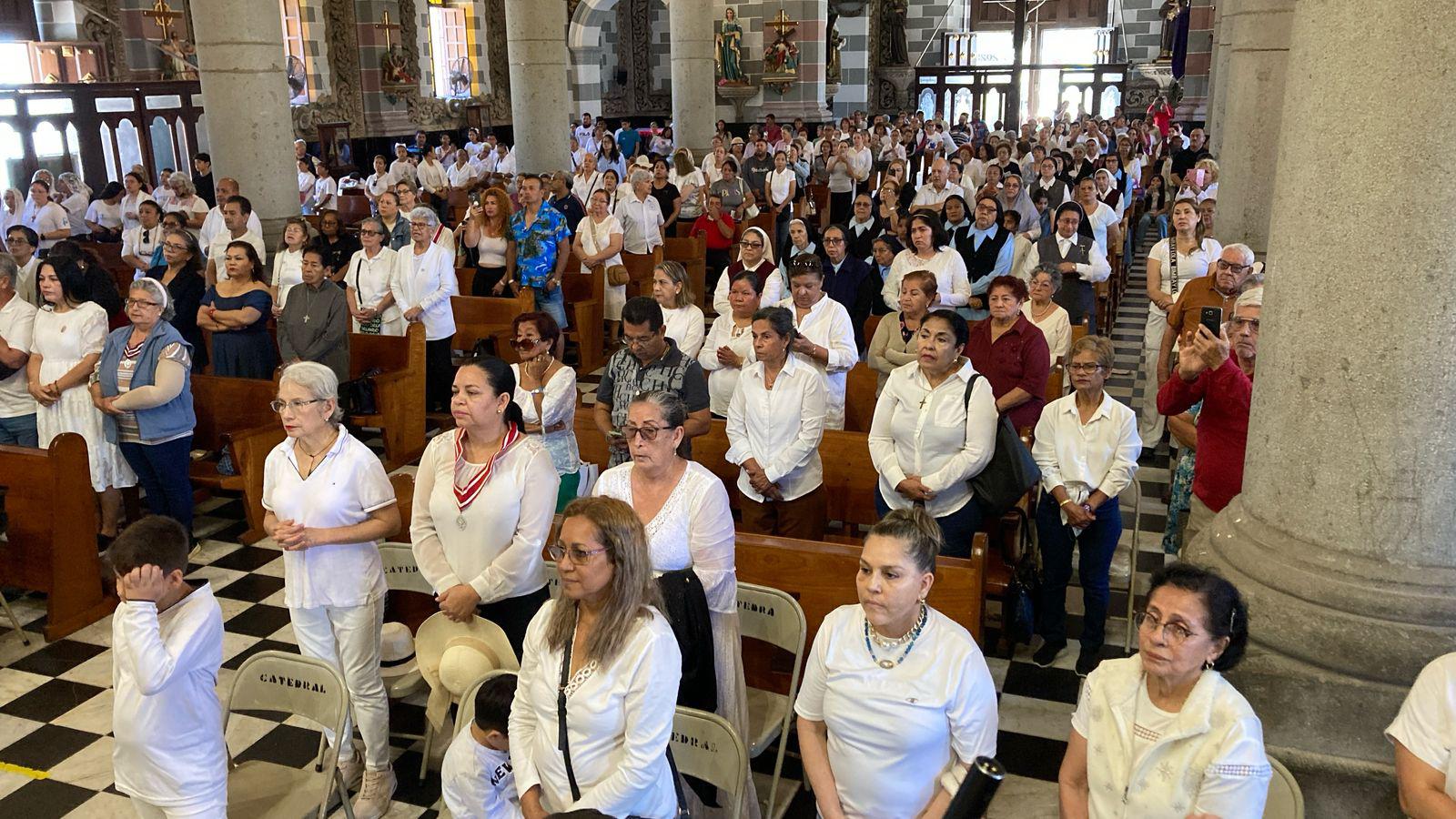 $!Piden católicos por la paz en Sinaloa y en México en procesión penitencial en Mazatlán