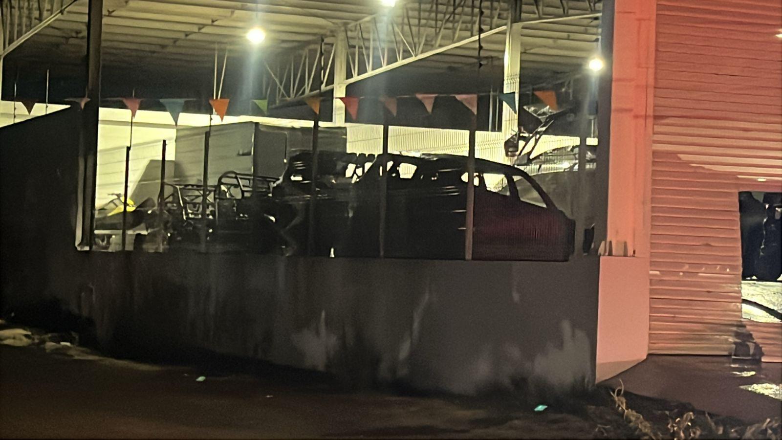 $!Incendian lote vehículos en la colonia Miguel de la Madrid, en la salida sur de Culiacán