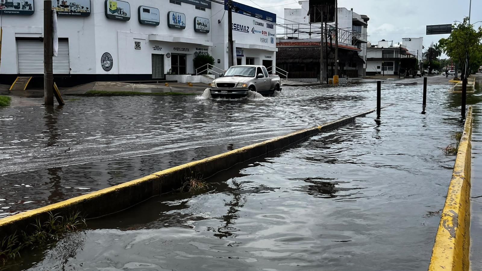 $!Lluvias vuelven a rebasar infraestructura pluvial dejando inundaciones y afectaciones en distintas zonas de Mazatlán