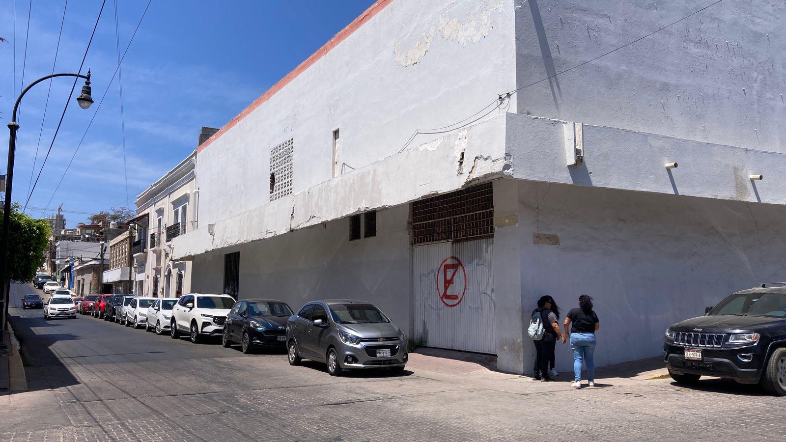 $!Marquesinas viejas y en mal estado invaden las calles del Centro de Mazatlán