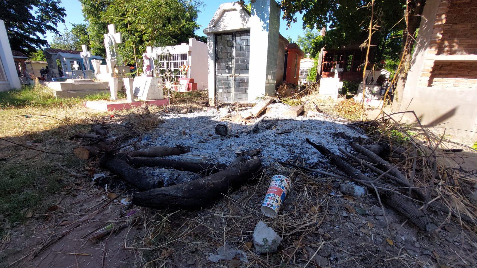 $!Visitan a sus muertos y encuentran un panteón sucio y descuidado en Guasave