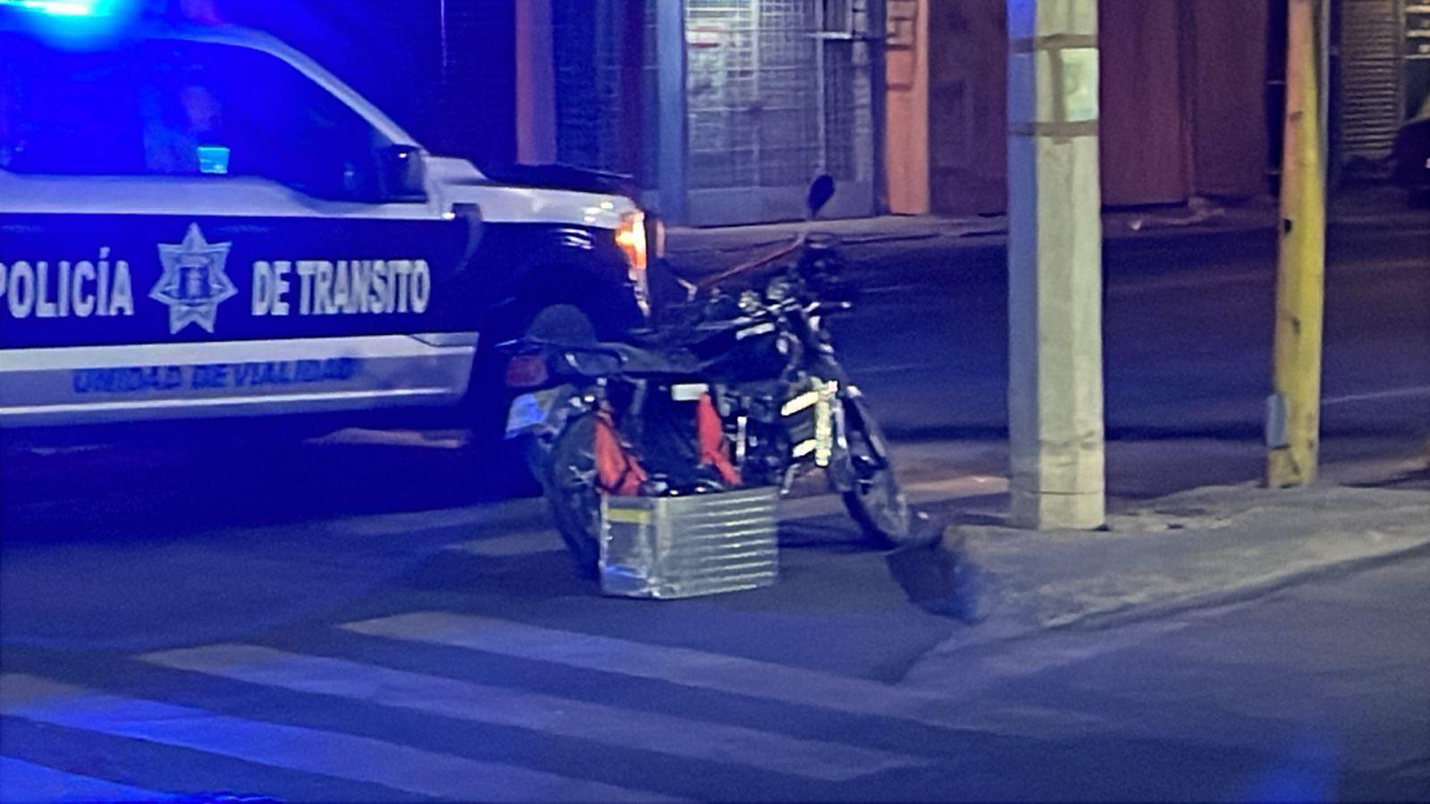 $!Motociclista resulta gravemente herido tras accidente contra patrulla militar en el Centro, en Culiacán