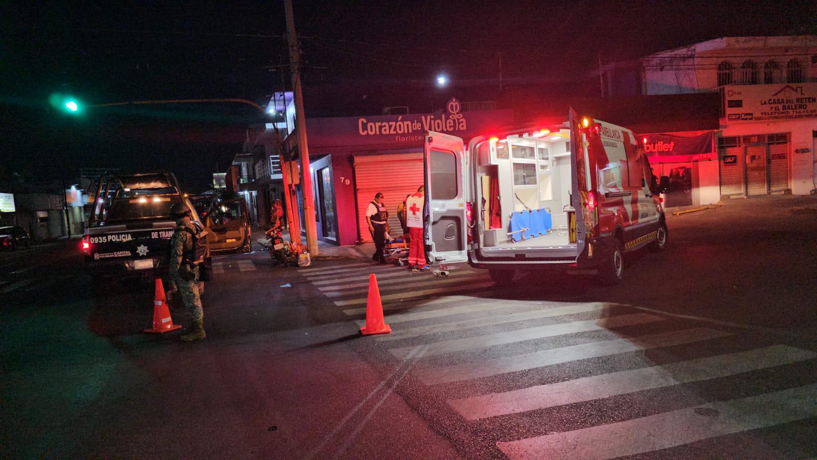 $!Motociclista resulta gravemente herido tras accidente contra patrulla militar en el Centro, en Culiacán