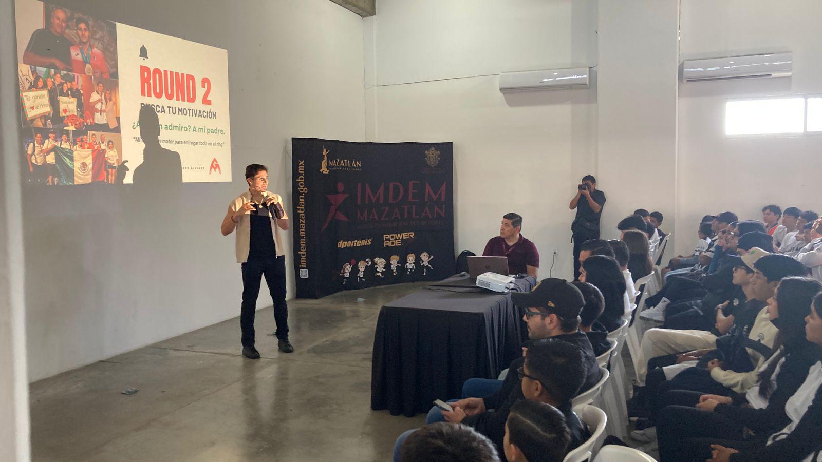 $!Marco Verde inspira con constancia y disciplina en conferencia magistral en Mazatlán