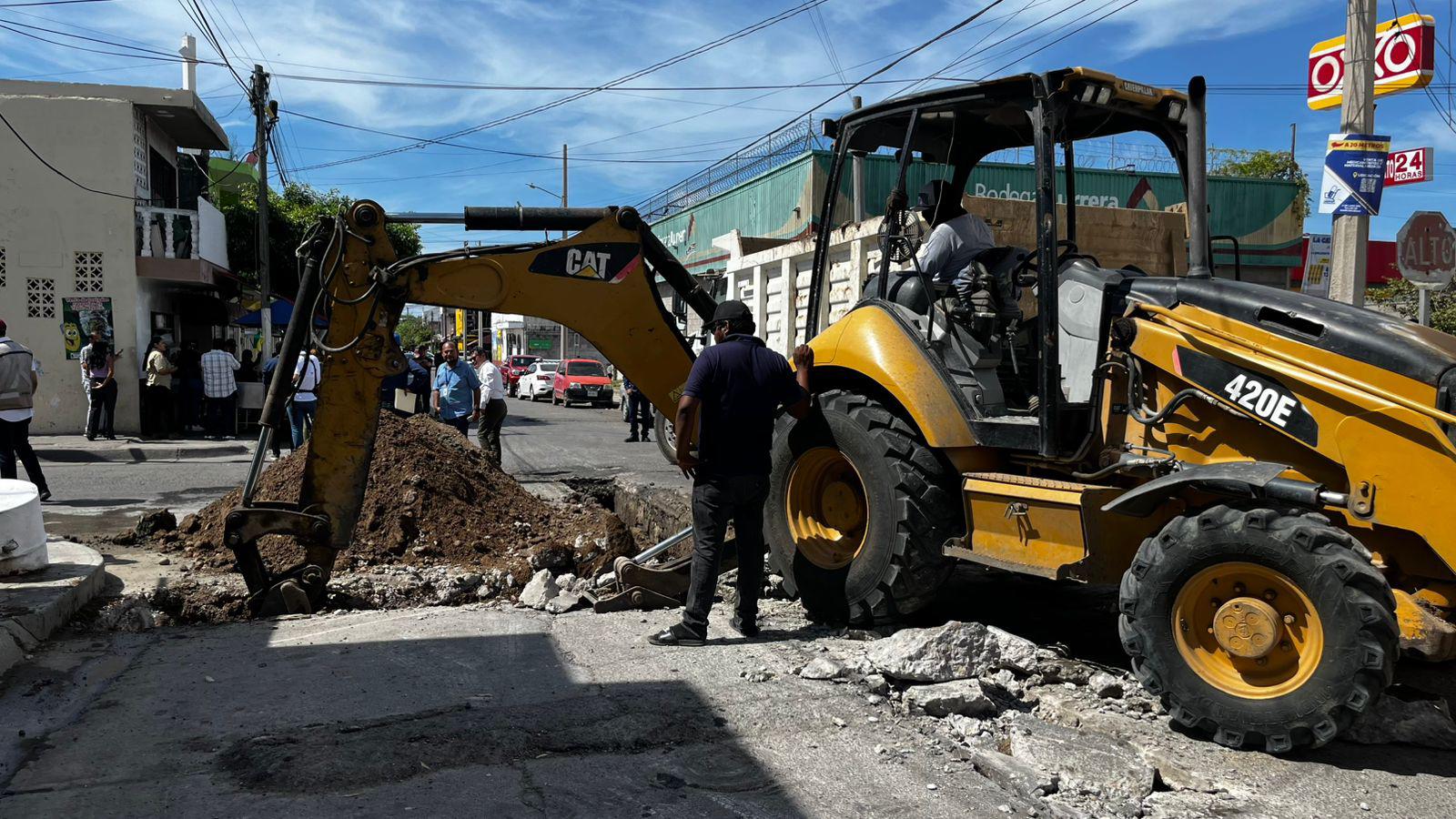 $!Gobierno de Mazatlán trabaja en la Colonia Olímpica en la rehabilitación de red sanitaria