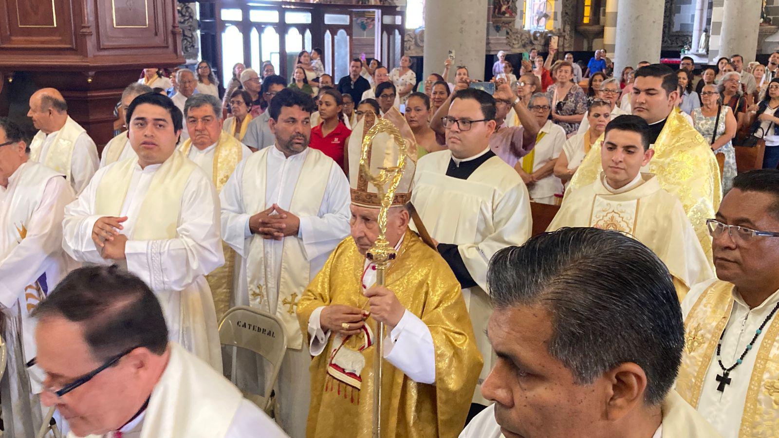 $!Ordenan a Sergio Armando como presbítero; Obispo de Mazatlán agradece por 29 años de su labor