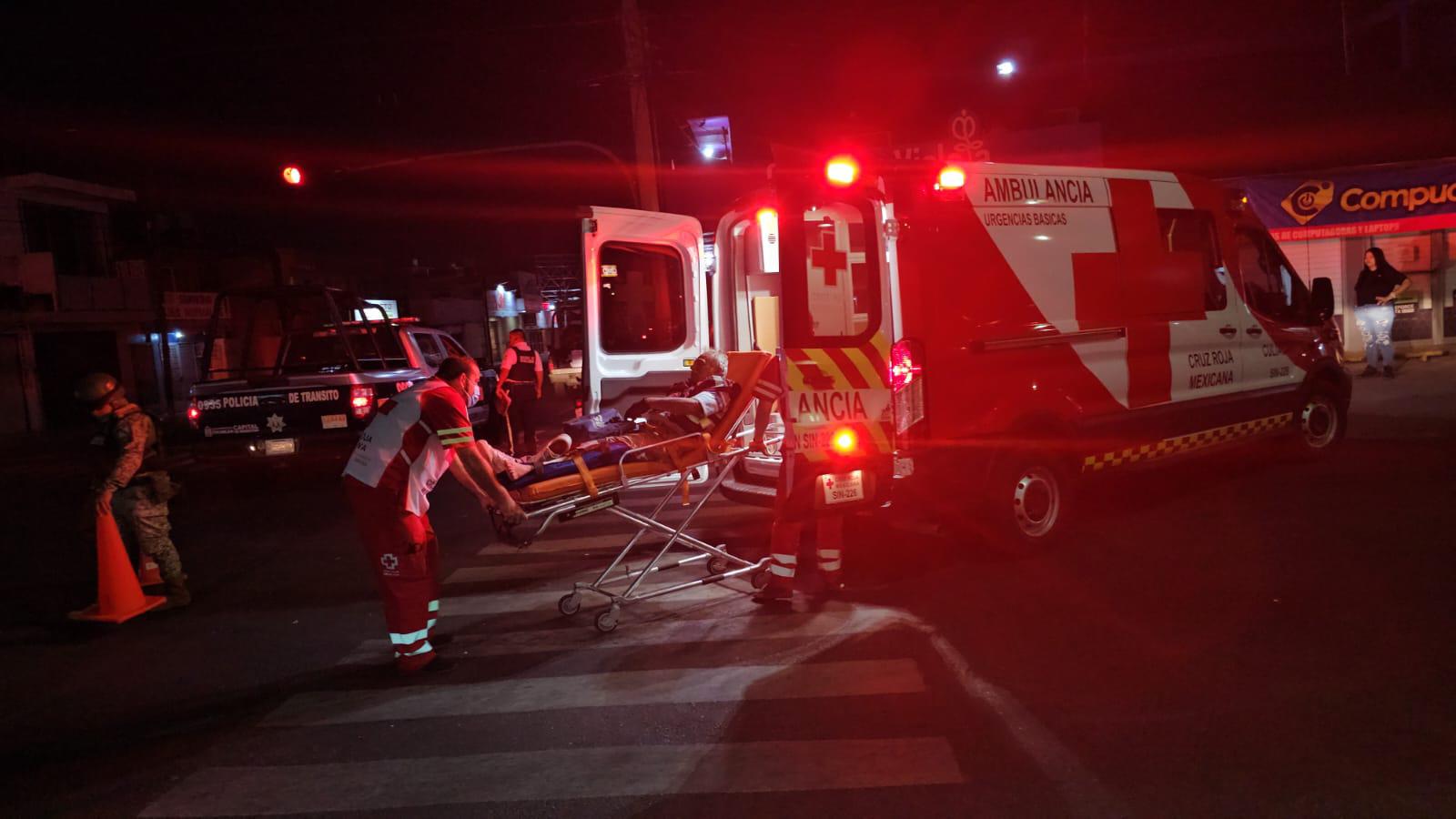 $!Motociclista resulta gravemente herido tras accidente contra patrulla militar en el Centro, en Culiacán