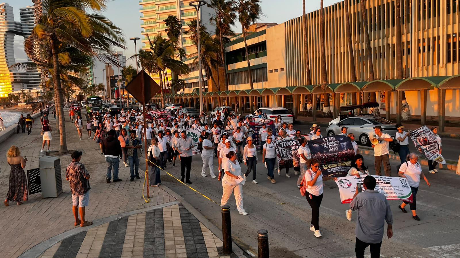$!Se suman trabajadores del IMSS en Mazatlán a protesta nacional por mejoras laborales