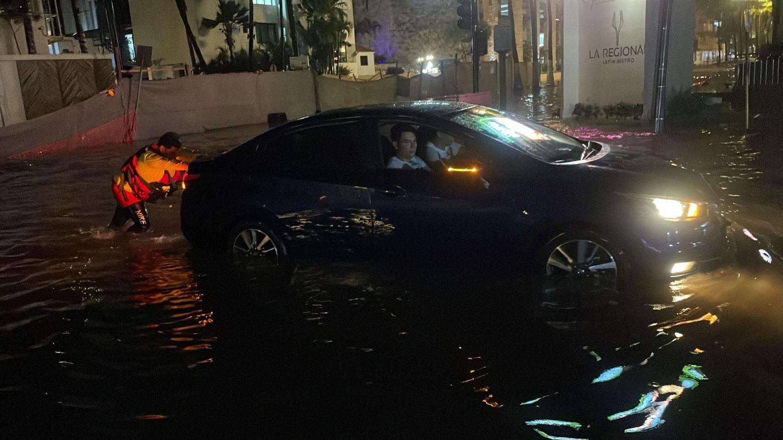$!En Mazatlán, dejan inundaciones viales vehículos varados y familias trasladadas a sus hogares u hoteles
