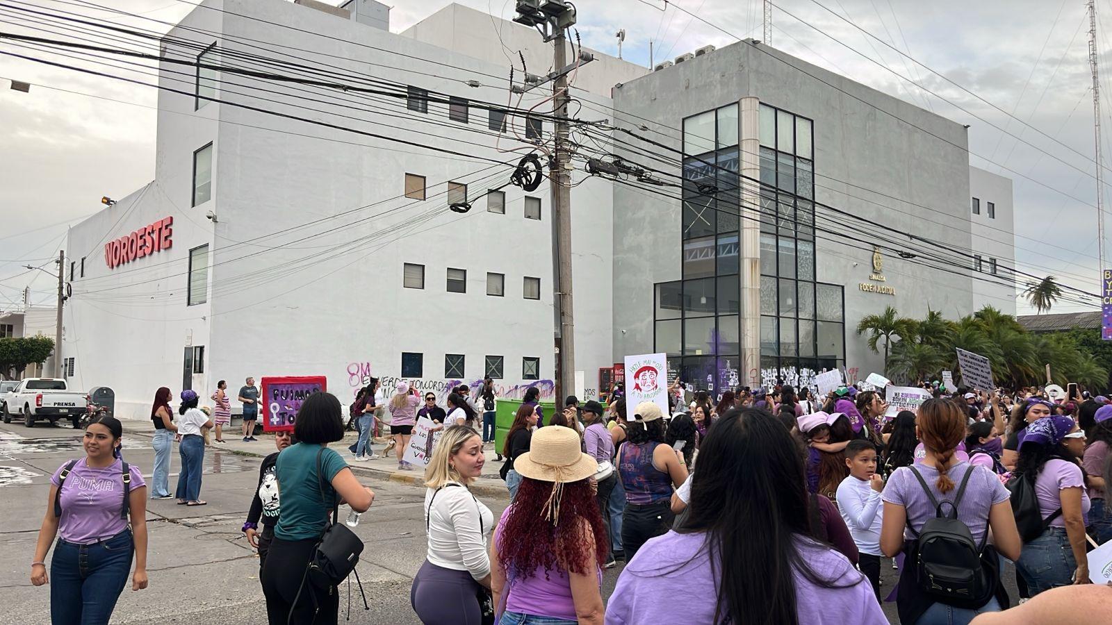 $!Pintan edificio del Poder Judicial durante Marcha 8M en Mazatlán