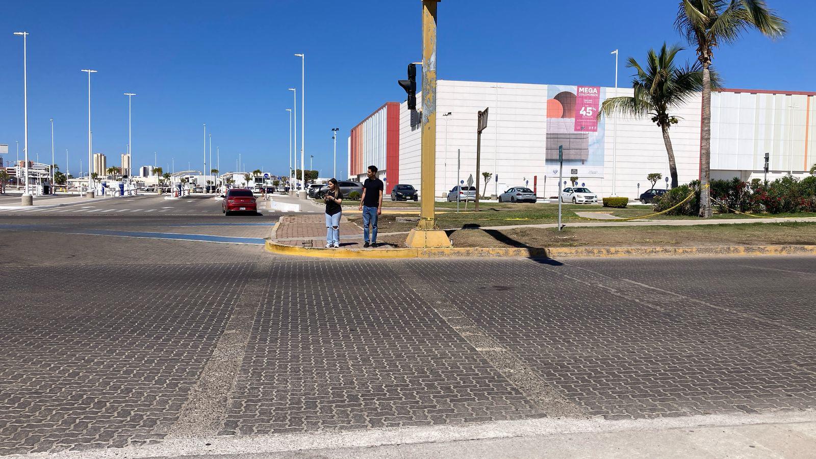 $!Falta de cruces peatonales o señalamientos genera riesgo en avenida de La Marina