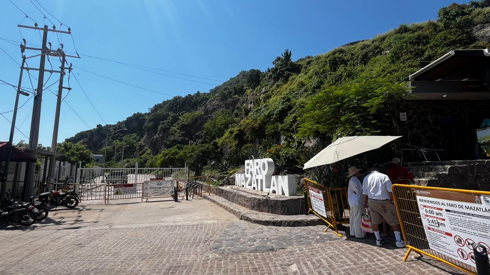 $!Bloquean con rejas la escollera del Faro de Mazatlán para evitar el paso por riesgo de desgaje