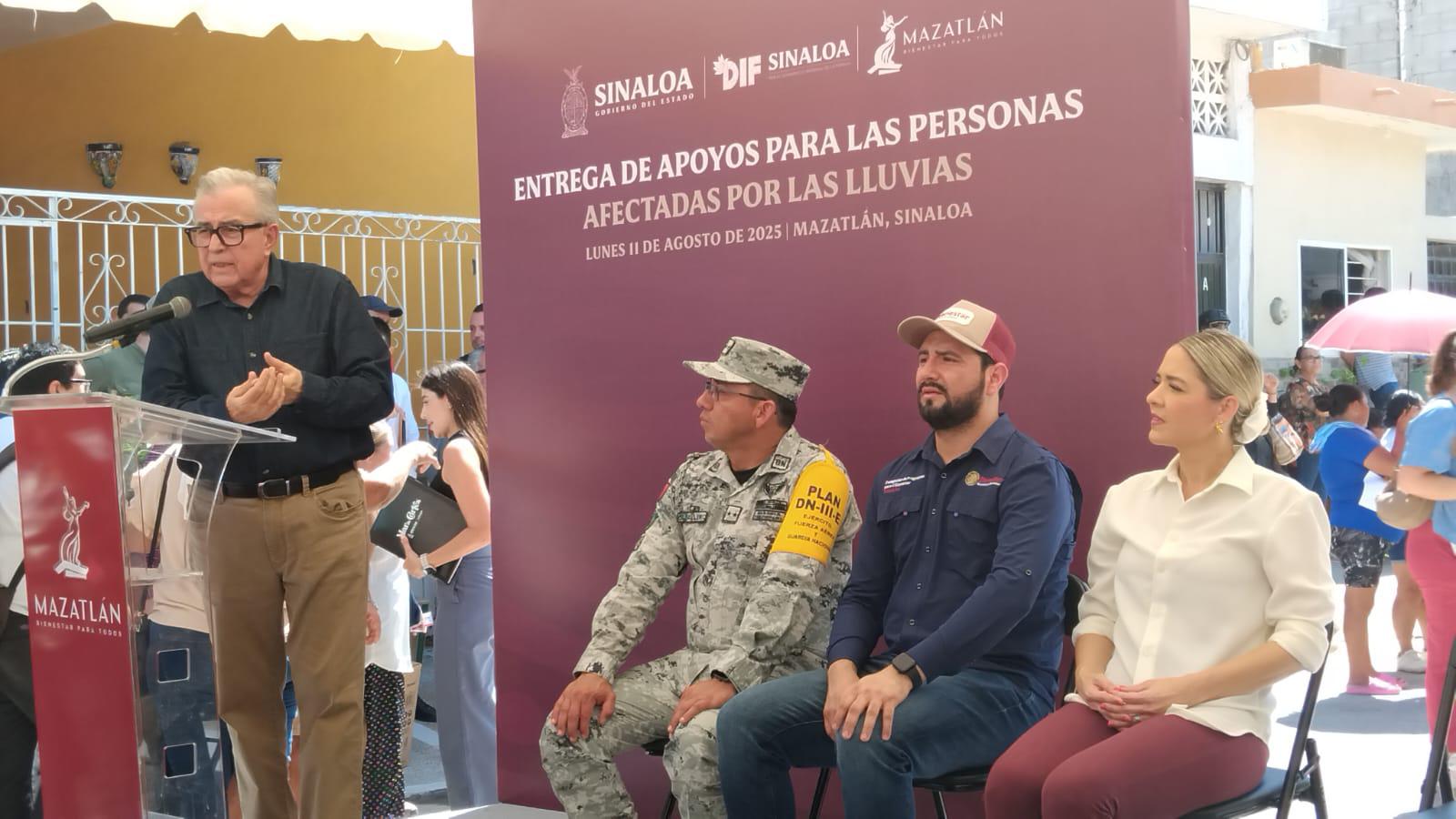 $!Reciben 179 familias mazatlecas afectadas por las lluvias apoyos económicos por parte del Gobierno Estatal