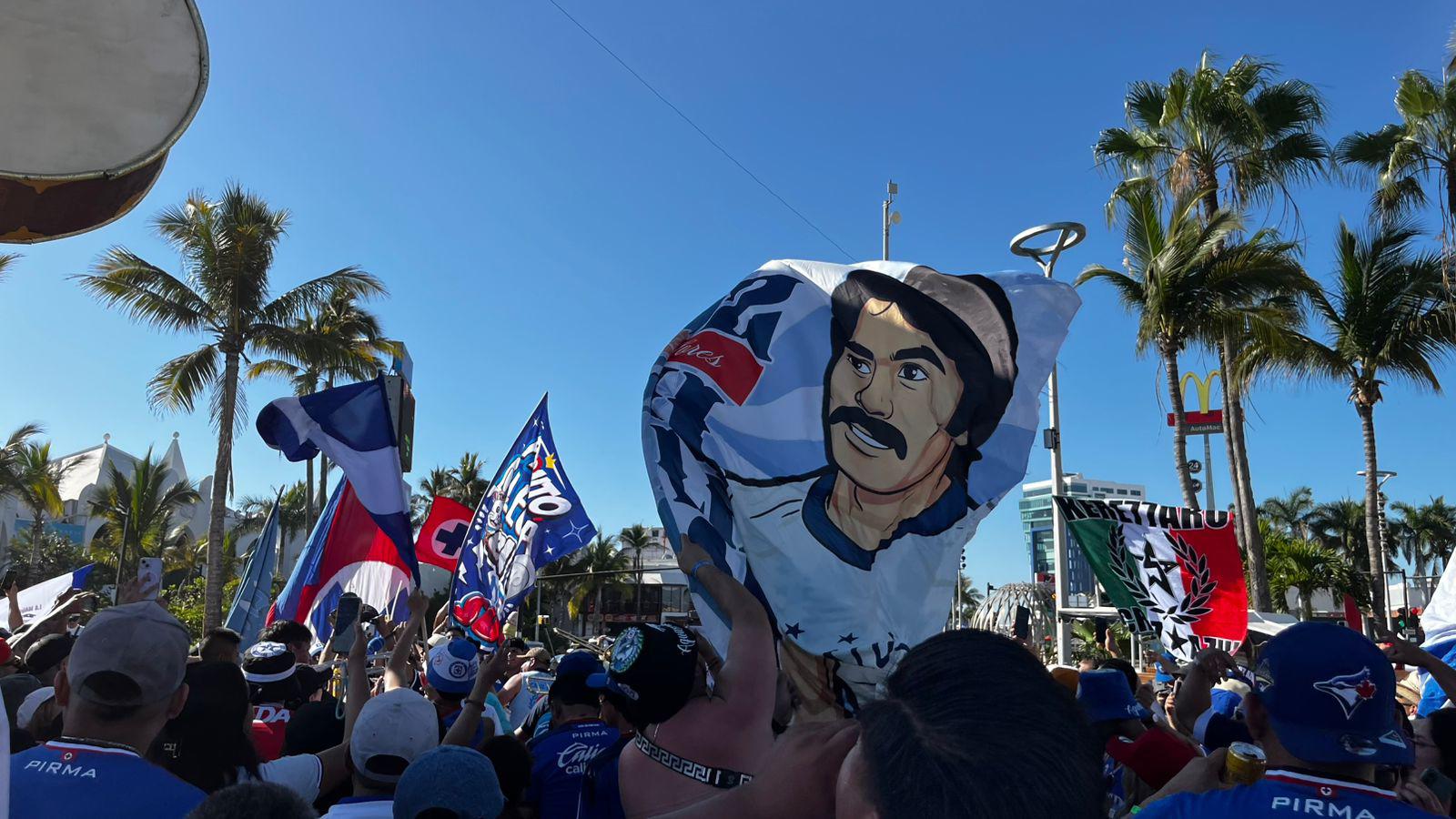 $!#FOTOS | Afición de Cruz Azul abarrota el parador fotográfico de Mazatlán