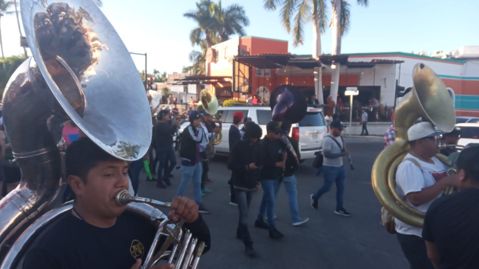 $!Tras más de cinco horas de protesta en la zona hotelera de Mazatlán, músicos mantienen plantón en el malecón