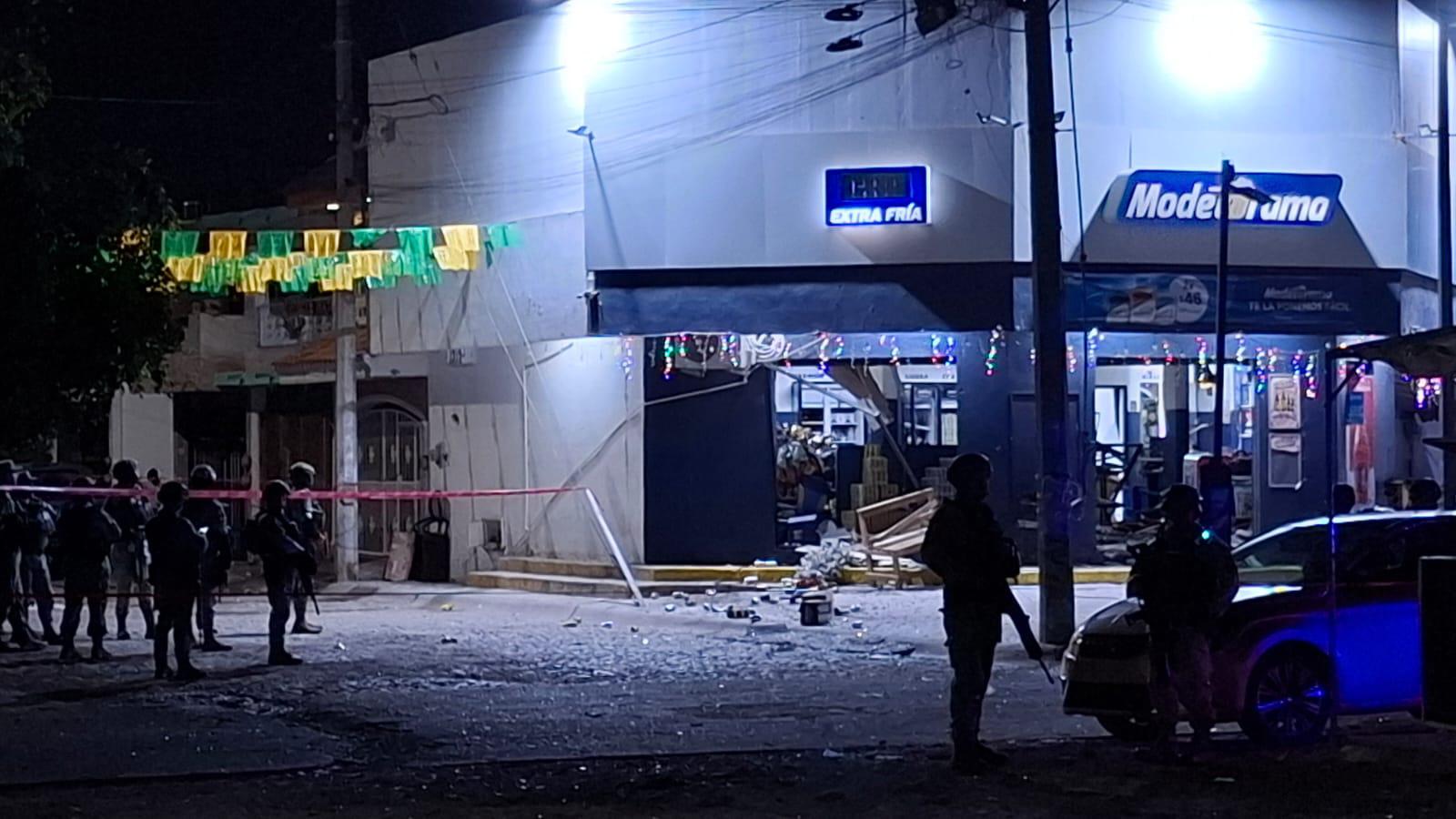 $!Atacan con explosivo a expendio en La Foresta, en Mazatlán; una mujer resulta herida