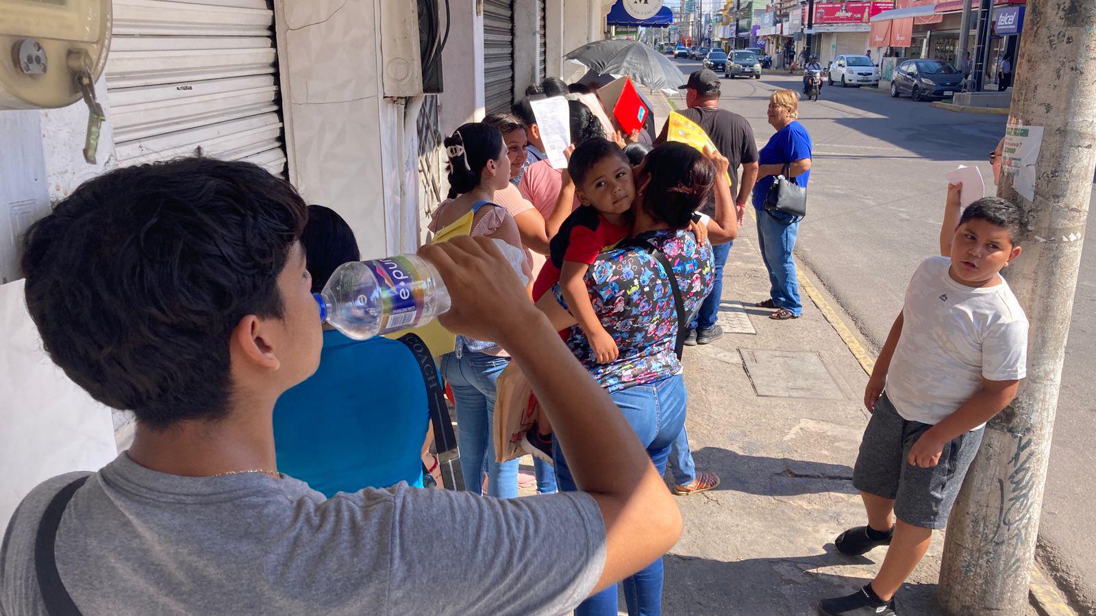 $!Sin contratiempos, continúan negocios entregando uniformes, útiles y calzado deportivo en Mazatlán