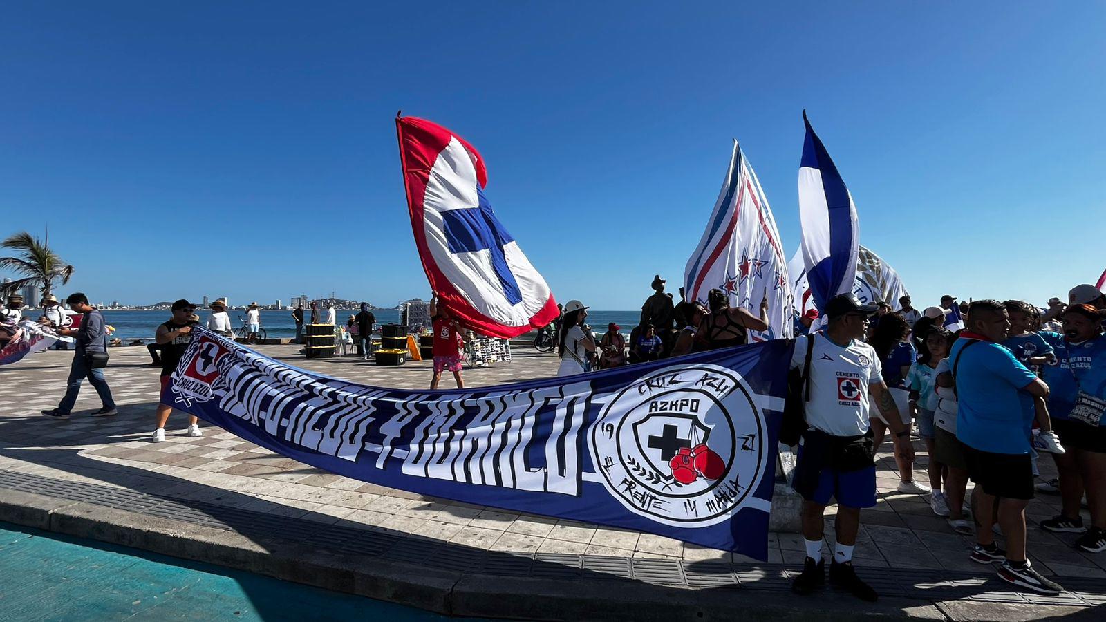 $!#FOTOS | Afición de Cruz Azul abarrota el parador fotográfico de Mazatlán