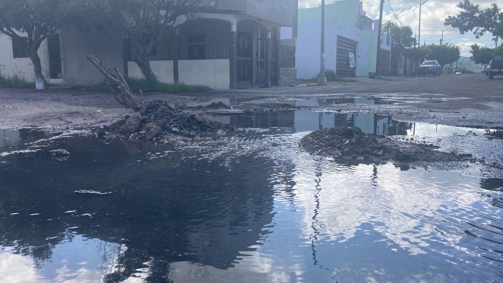 $!Mega fuga de aguas negras y fétidos olores corre por varias calles de Villa Verde y Bugambilias, en Mazatlán