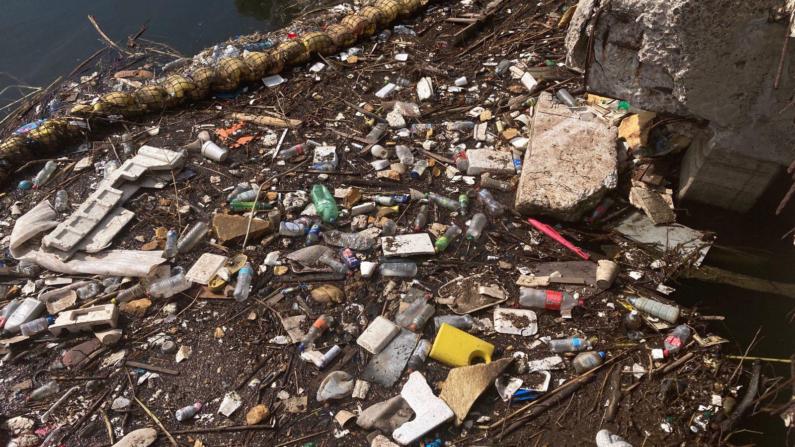 $!Biobarda del puente Juárez continúa acumulando basura tras últimas lluvias en Mazatlán