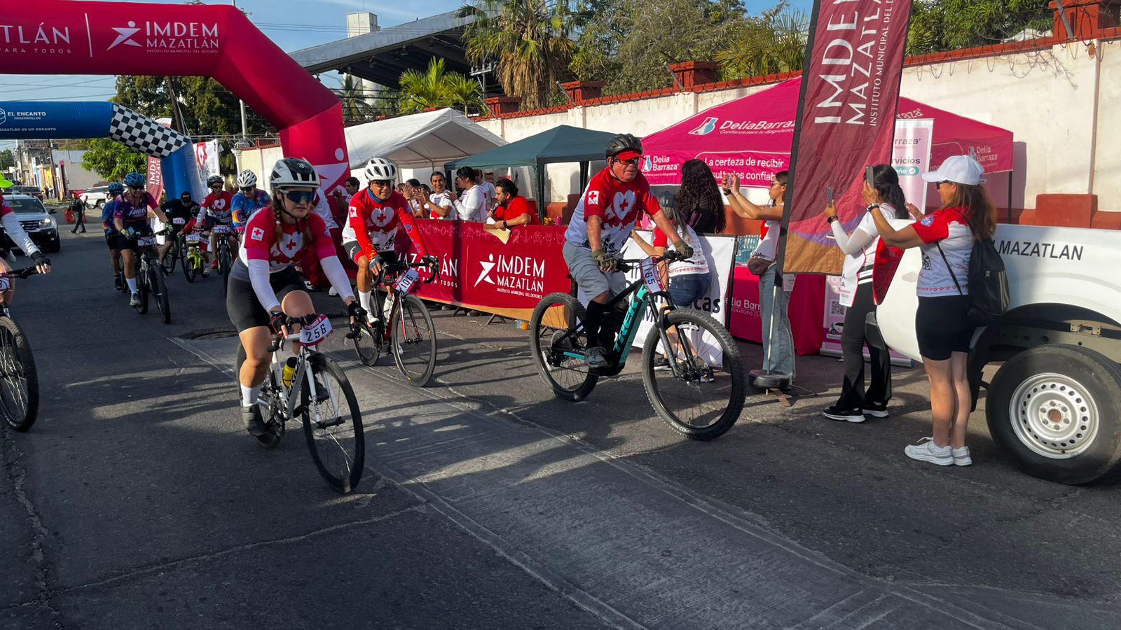 $!Pedalean por Cruz Roja en Mazatlán durante rodada altruista