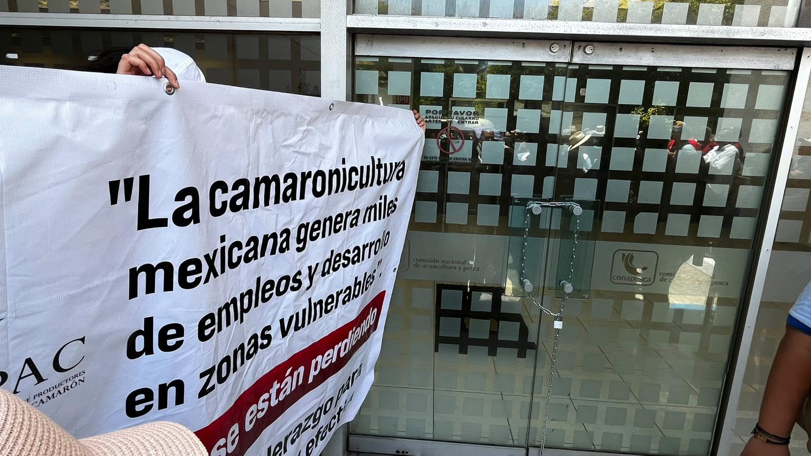 $!Productores pesqueros y acuícolas encadenan sede de la Conapesca en Mazatlán