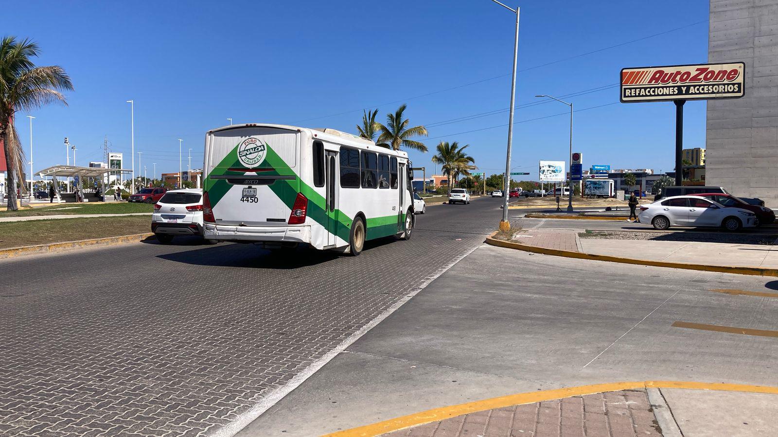 $!Falta de cruces peatonales o señalamientos genera riesgo en avenida de La Marina
