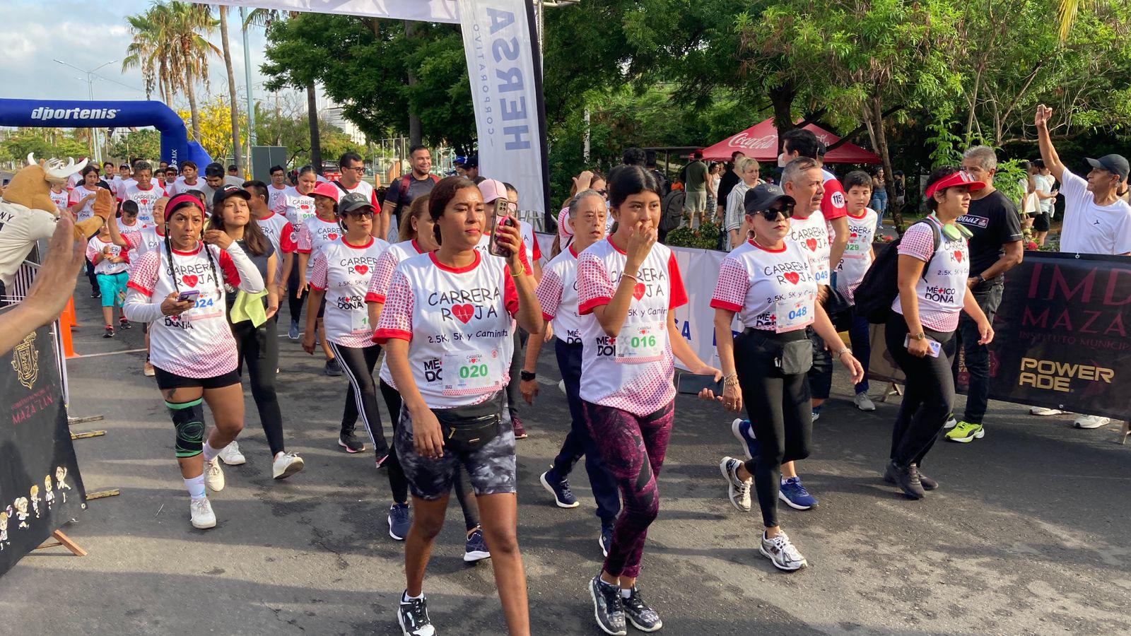 $!Jesús Labrador y Aragetze Nava triunfan en la primera Carrera Roja en Mazatlán