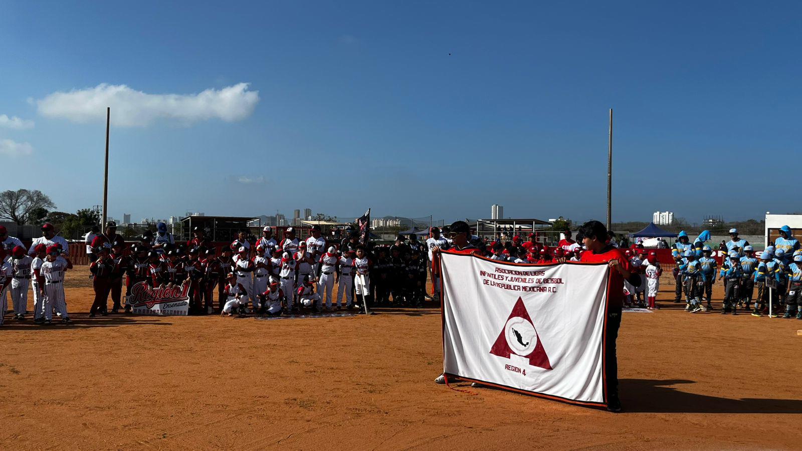 $!Reconocen trayectoria de Soto Valle en Nacional de Regiones Pingüica