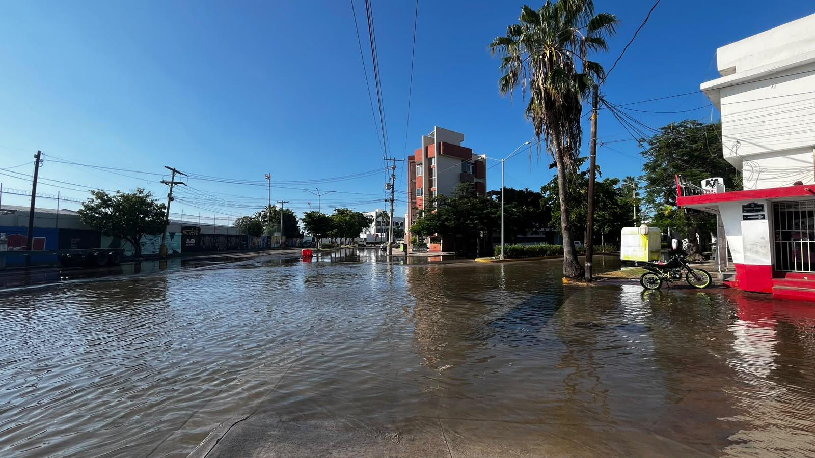$!Se desborda nuevamente el agua en el Estero del Infiernillo hacia vialidades aledañas