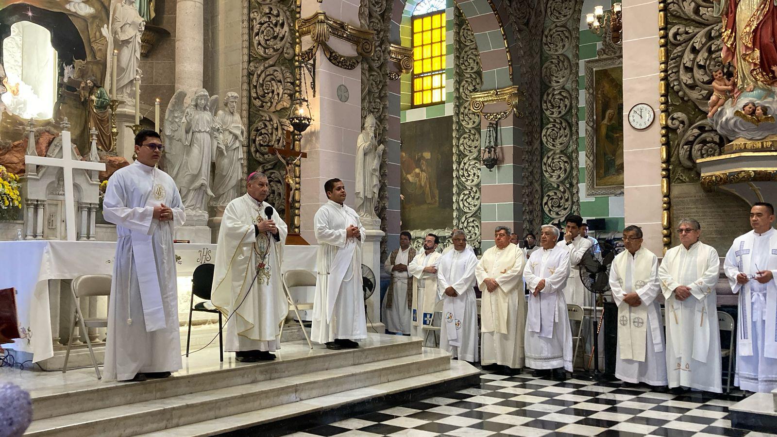 $!Piden católicos por la paz en Sinaloa y en México en procesión penitencial en Mazatlán