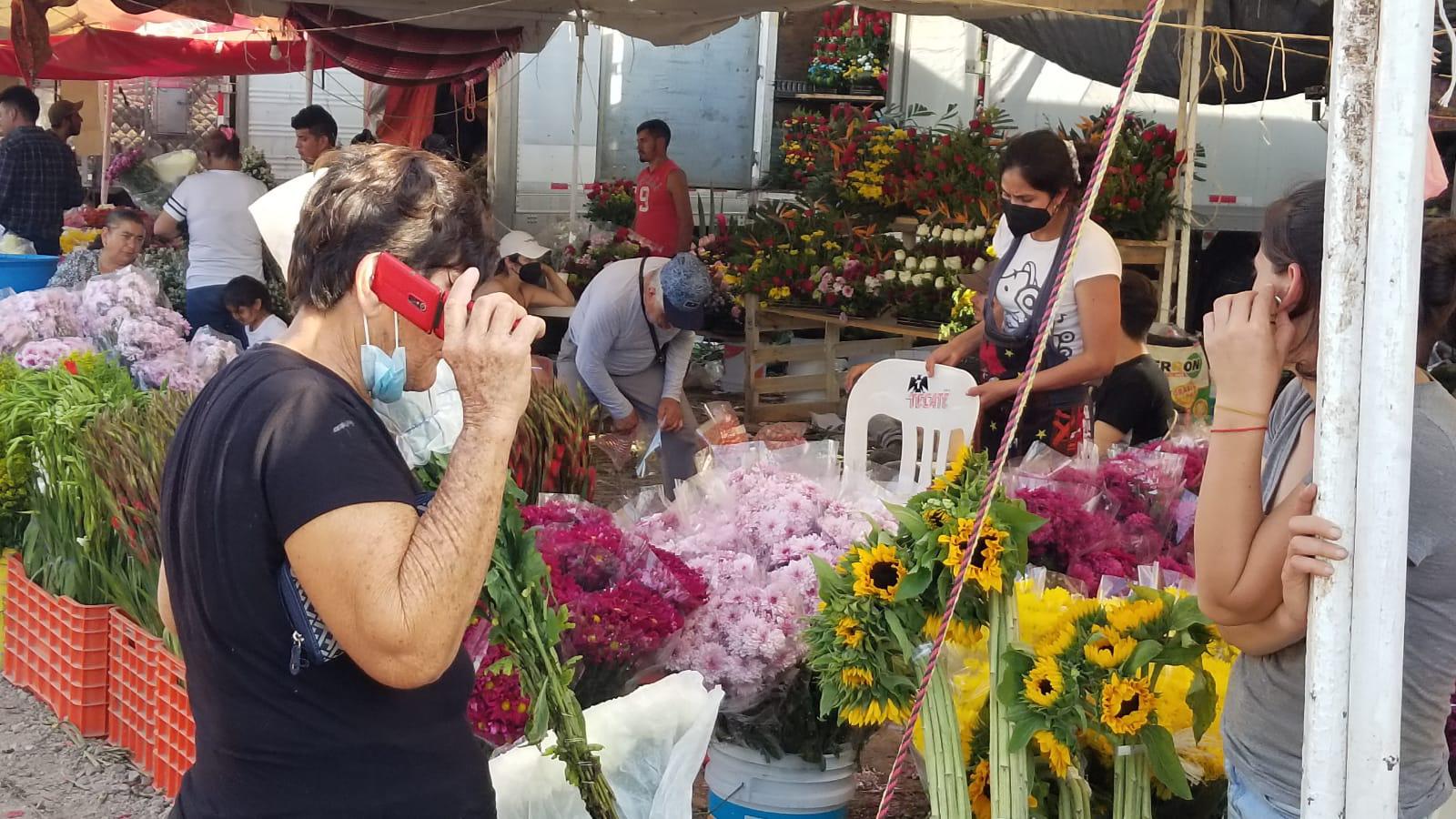 $!Reclaman comerciantes de flores bajas ventas por presencia de ‘golondrinos’ en Culiacán