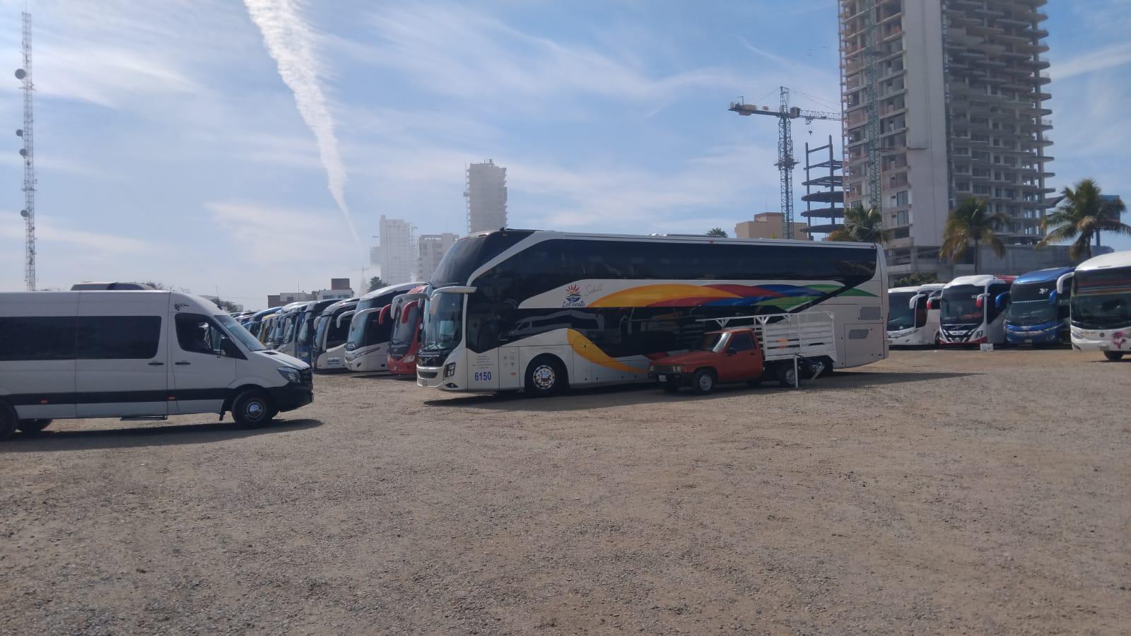 $!Turistas de charters arriban a Mazatlán con grandes expectativas del Carnaval