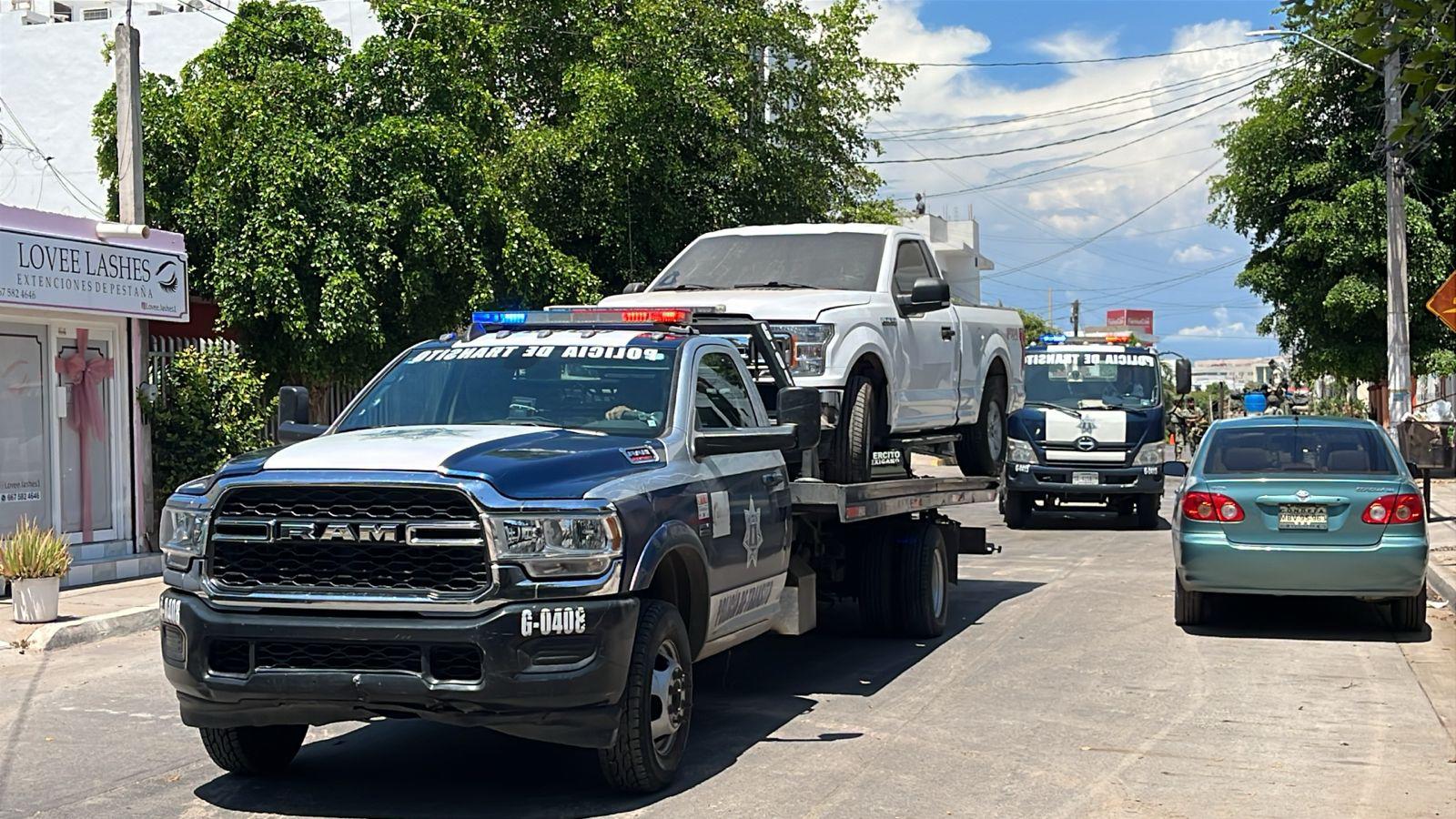 $!Aseguran vehículos en casas que conectan por túnel a la privada Santa Margarita