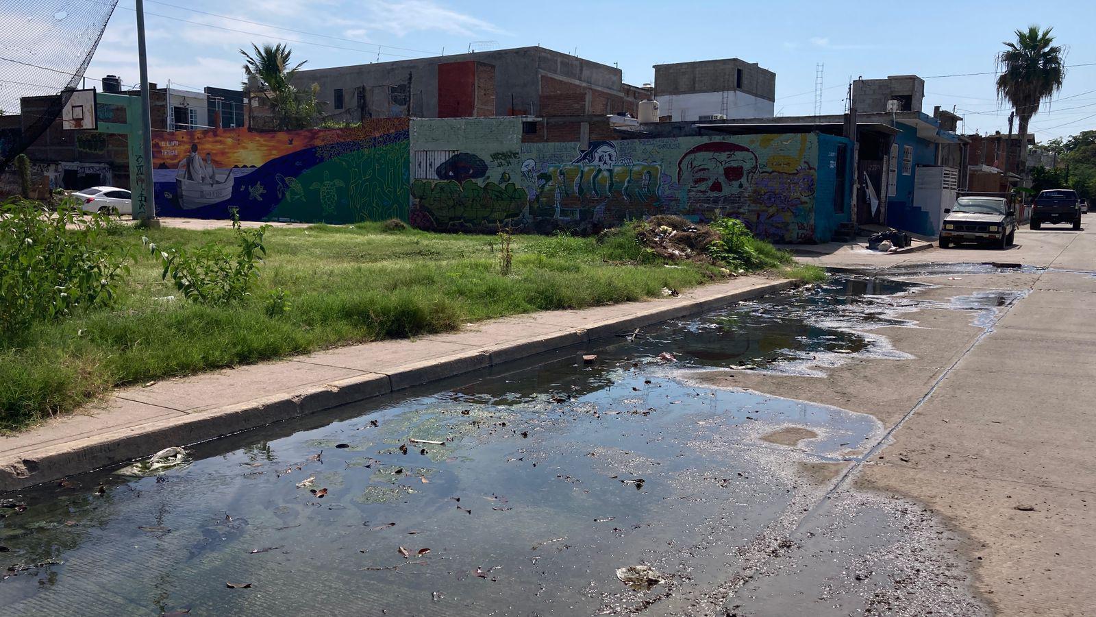 $!Persisten derramamientos de drenaje en avenidas de Mazatlán