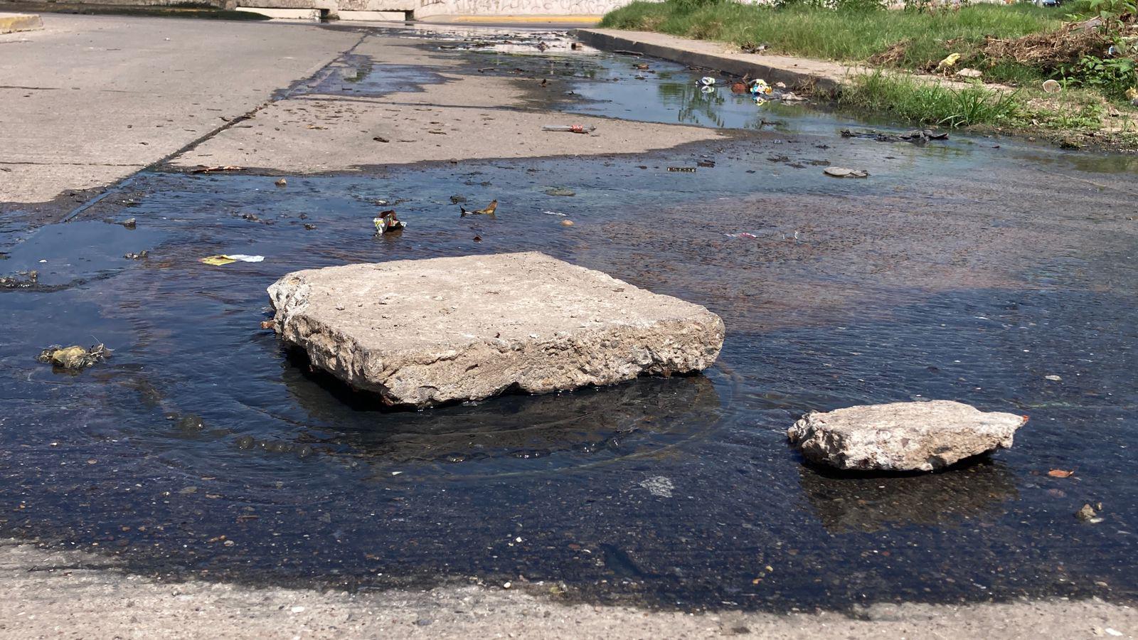 $!Persisten derramamientos de drenaje en avenidas de Mazatlán