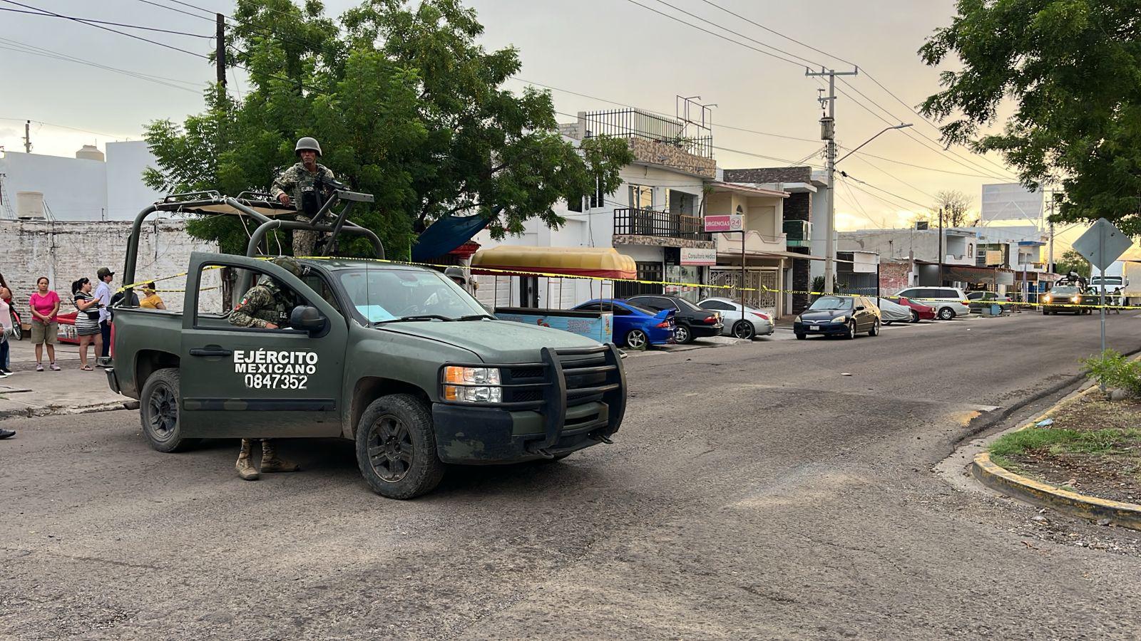 $!Persiguen a balazos a joven y lo matan en la colonia Villa Verde, en Culiacán