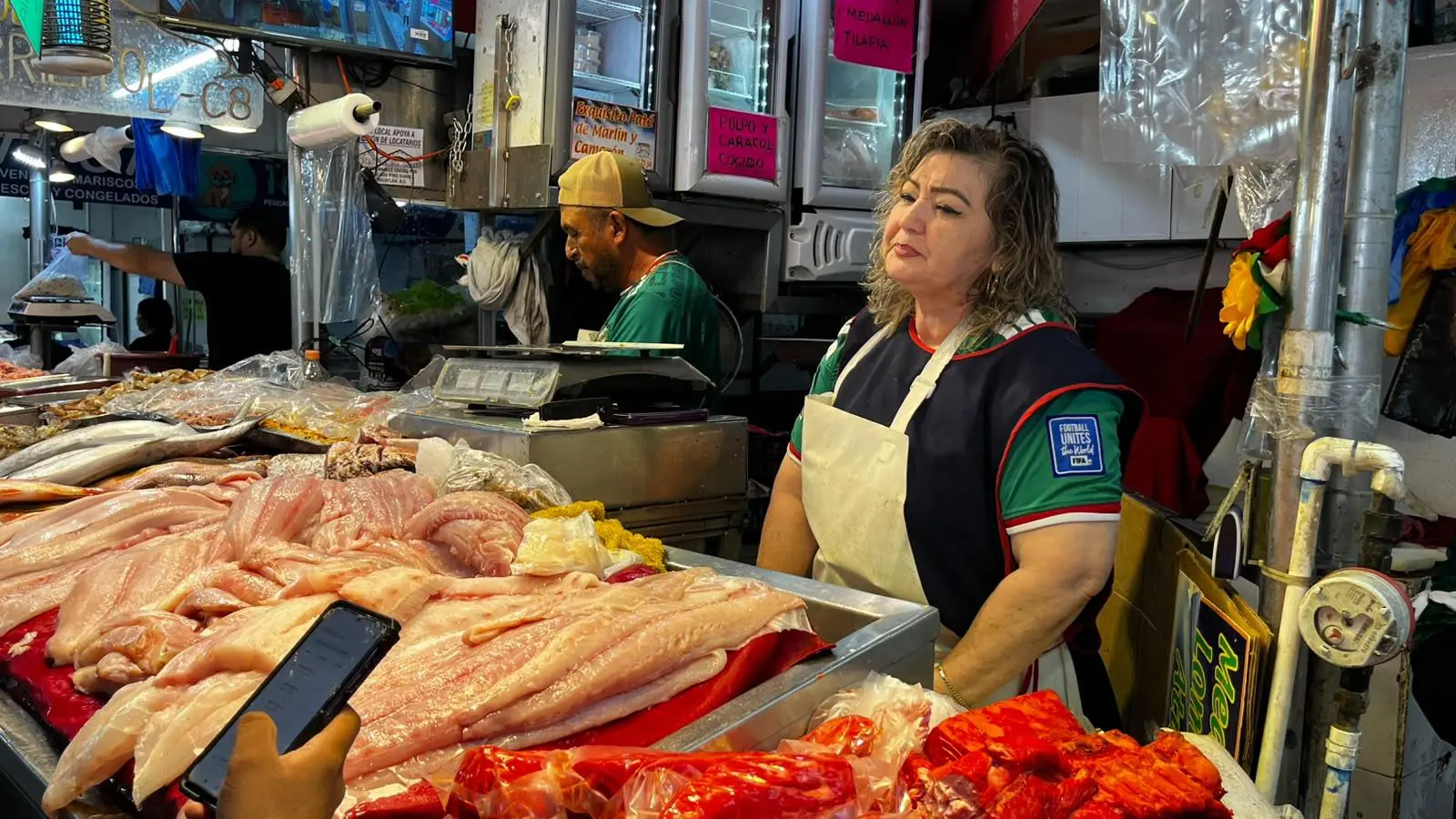 $!Partidos de México impulsan ventas en pescaderías del Mercado Pino Suárez