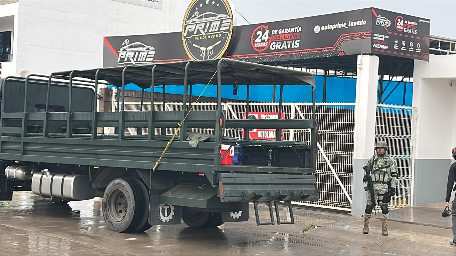 $!Dejan vehículo en autolavado y descubren que tenía reporte de robo, en Portalegre, Culiacán