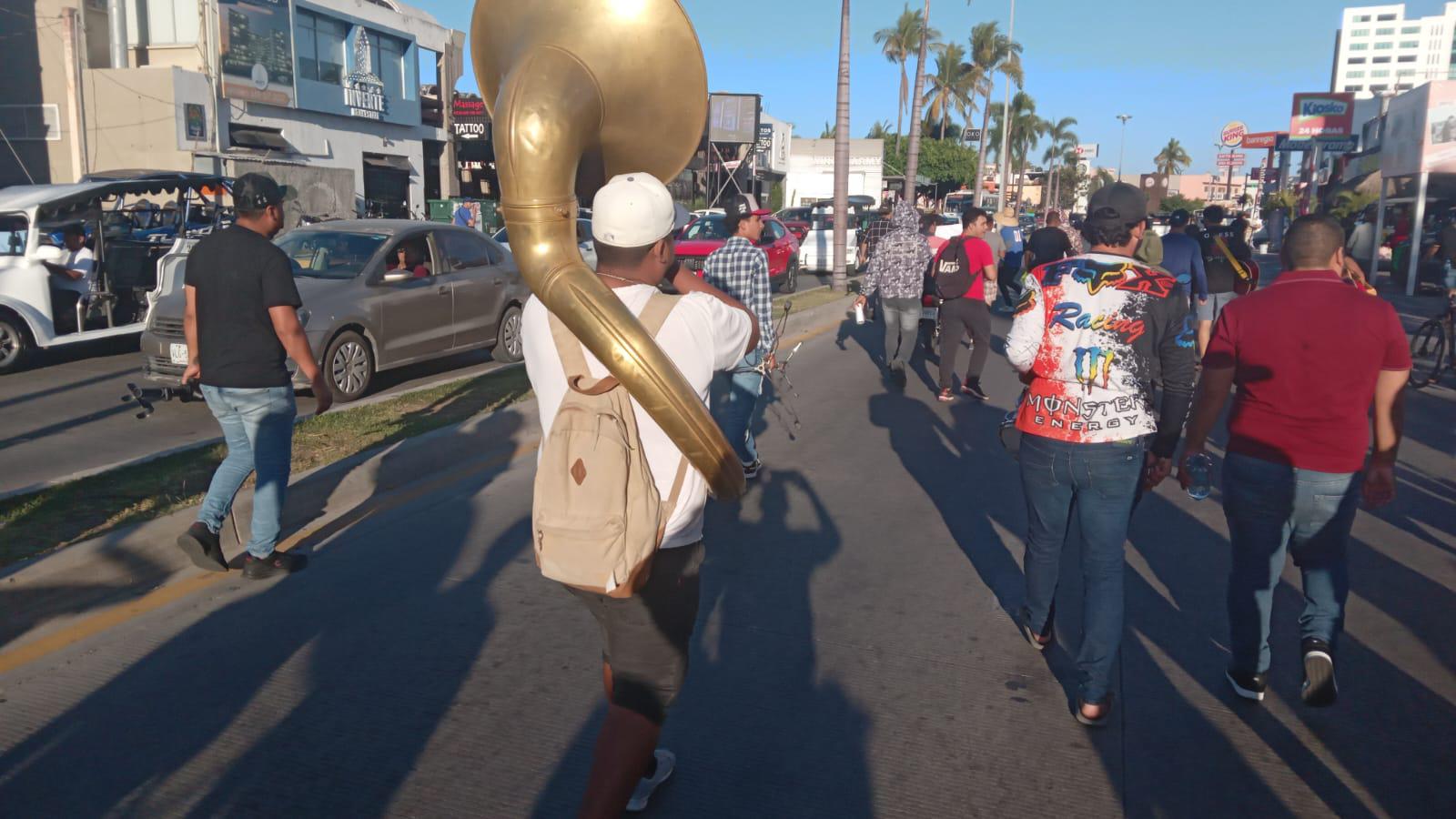 $!Tras más de cinco horas de protesta en la zona hotelera de Mazatlán, músicos mantienen plantón en el malecón