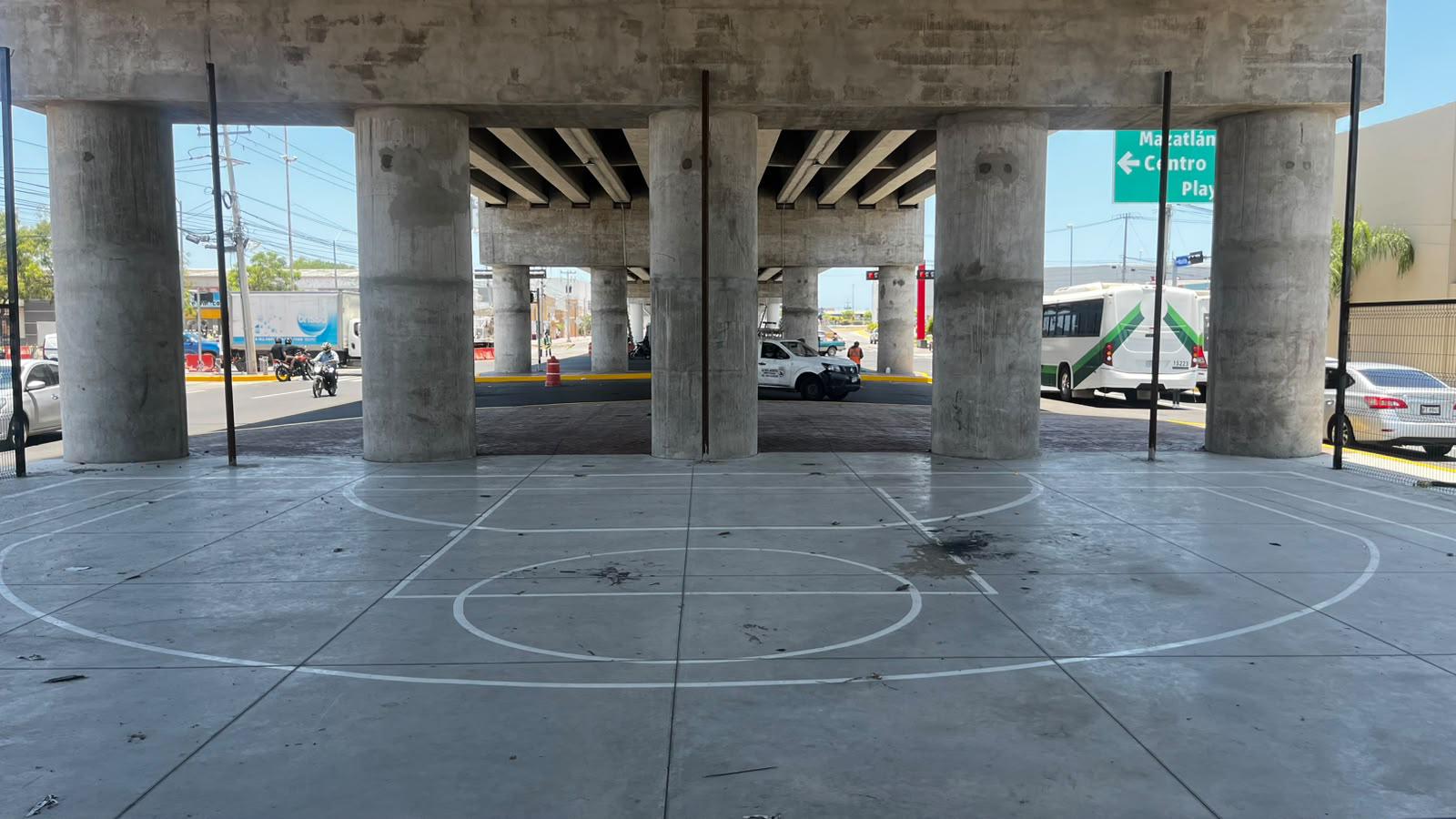 $!Avanza instalación de cancha de futbol rápido bajo el puente vehicular Pérez Escobosa