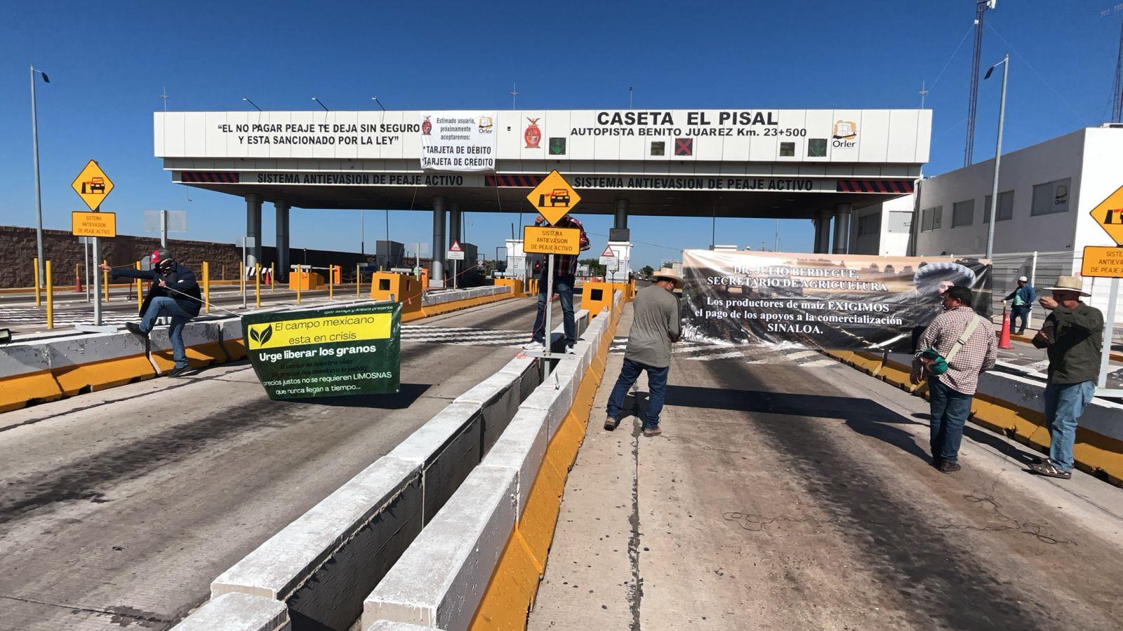 $!Productores toman la caseta de El Pisal, en Culiacán, y dejan pasar vehículos sin cobros, como parte del Paro Nacional
