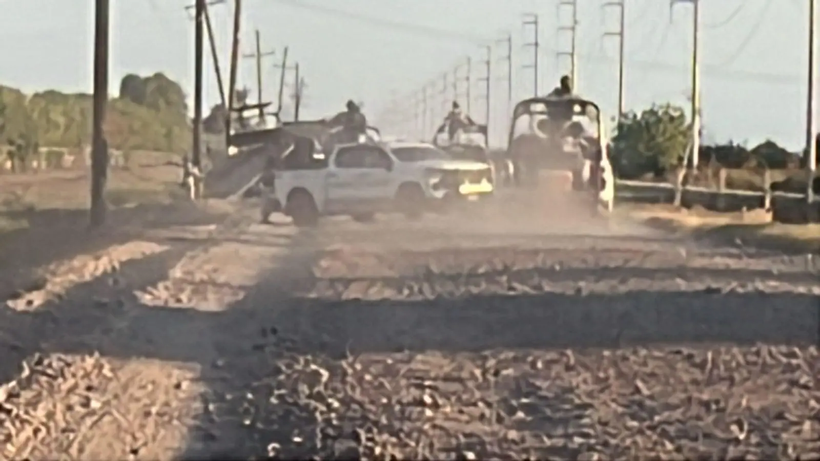 $!Caen dos vehículos a canal tras persecución de Guardia Nacional y civiles en Villa Juárez, Navolato