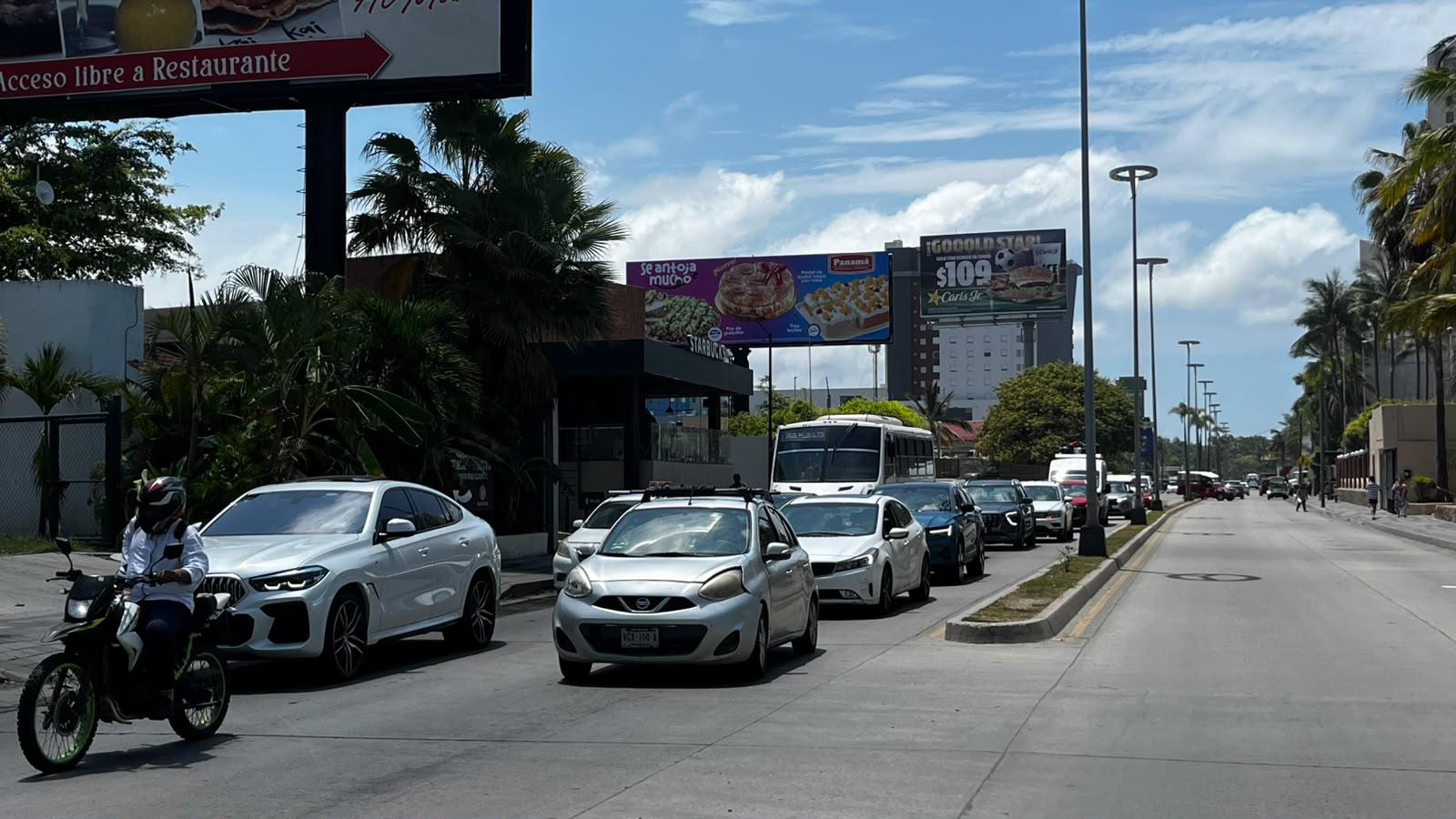 $!Productores de camarón cierran la Camarón Sábalo y toman la Conapesca en Mazatlán; generan caos vehicular